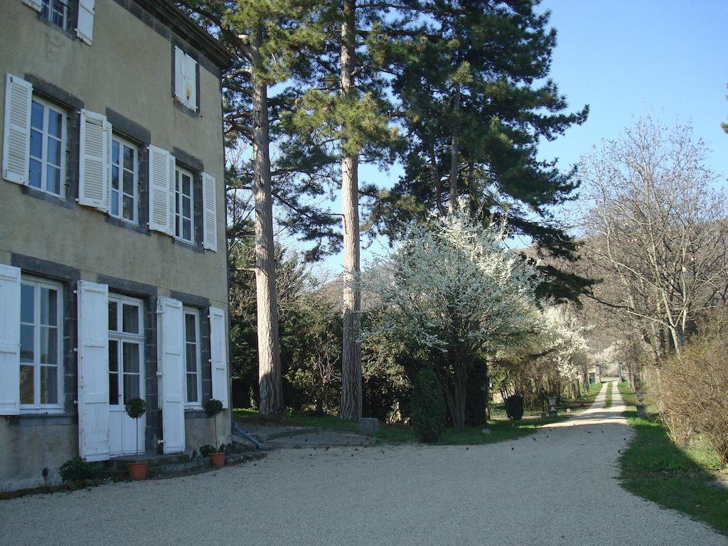 Bed and Breakfast Chateau De Bourrassol Menetrol Exterior foto