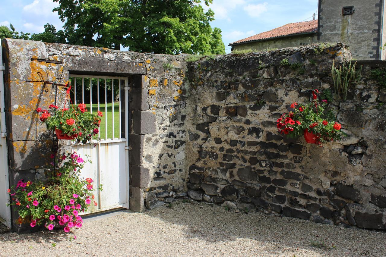 Bed and Breakfast Chateau De Bourrassol Menetrol Exterior foto